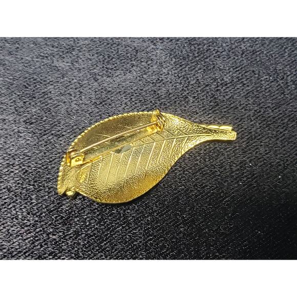 Vintage Corner Leaf Design Gold Tone Abstract Shape Swirly Curl Pin / Brooch - Picture 2 of 3